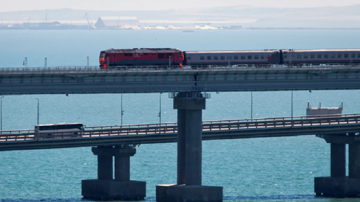 Окупанти збільшать кількість пунктів огляду на Кримському мосту